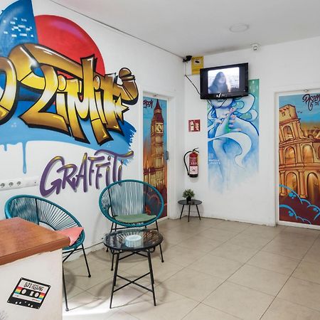 No Limit Hostel Graffiti Barcelona Bagian luar foto