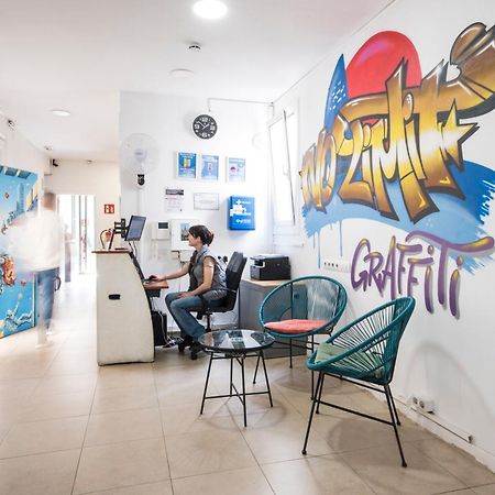 No Limit Hostel Graffiti Barcelona Bagian luar foto