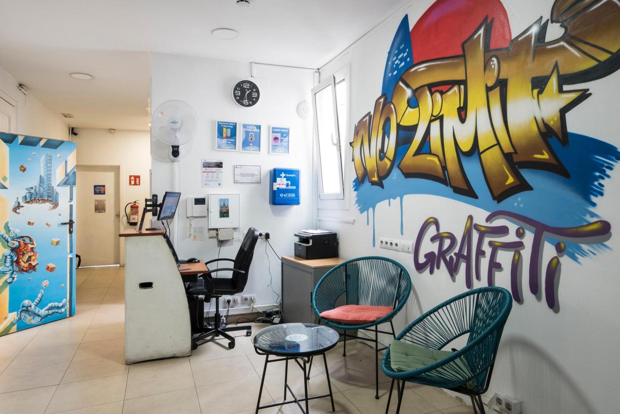 No Limit Hostel Graffiti Barcelona Bagian luar foto
