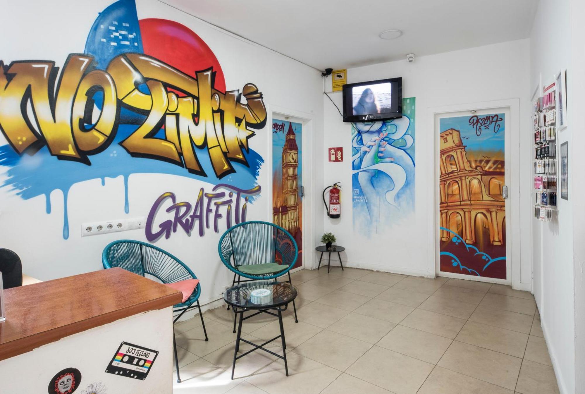 No Limit Hostel Graffiti Barcelona Bagian luar foto