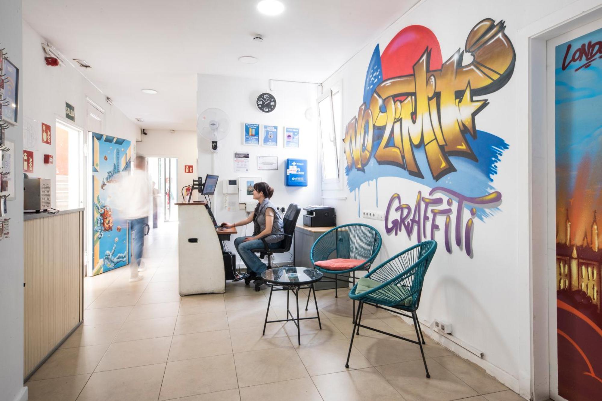 No Limit Hostel Graffiti Barcelona Bagian luar foto