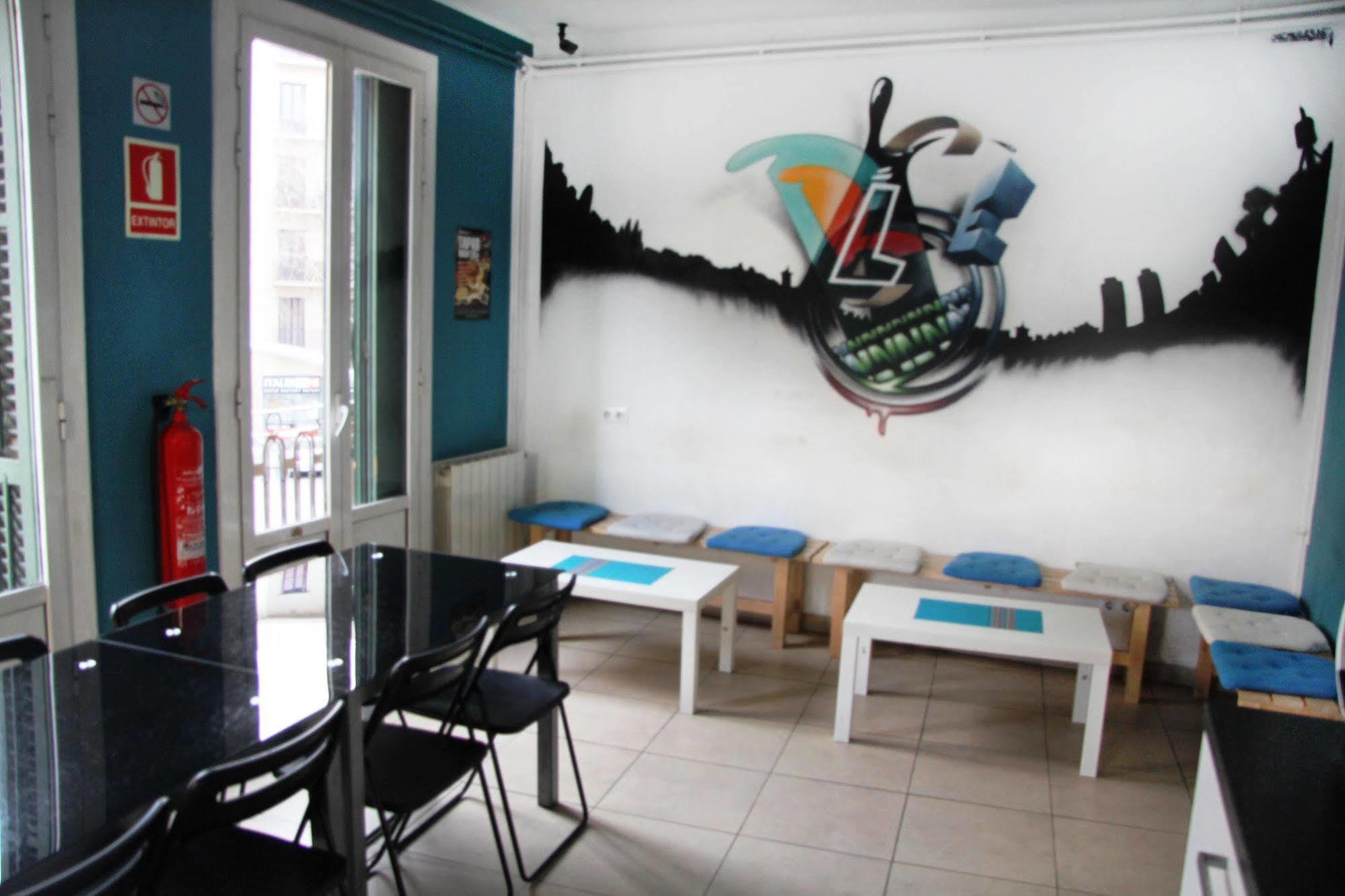 No Limit Hostel Graffiti Barcelona Bagian luar foto
